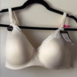 NWT Maidenform Ivory Lace Accent Bra